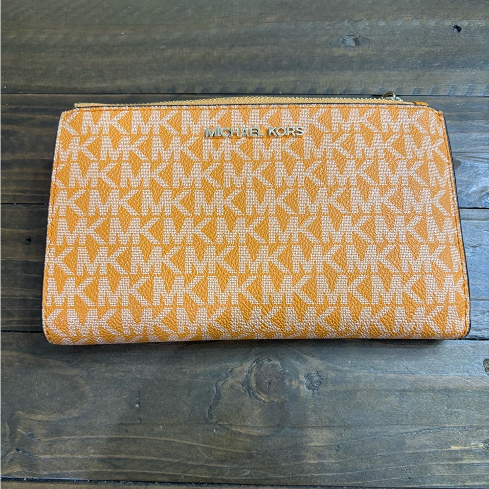 Michael Kors Jet Set Travel Double Zip Wallet in Honeycomb